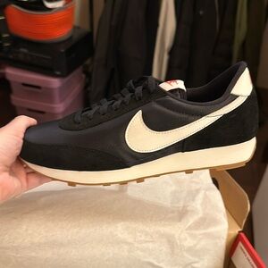size 9 Nike Day Break nwt